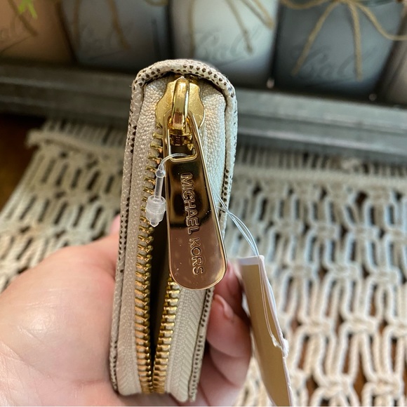 Michael Kors Wallet Jet Set Wallet - Picture 7 of 9